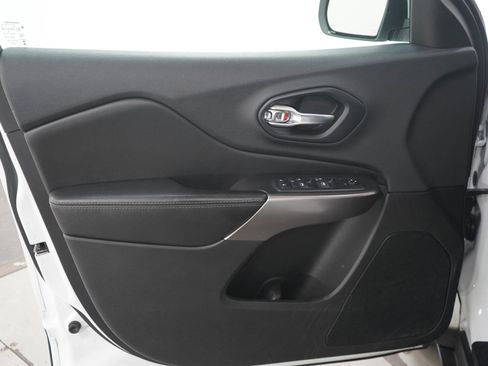 Used 2019 Jeep Cherokee Latitude w/ Popular Appearance Group FWD image 20
