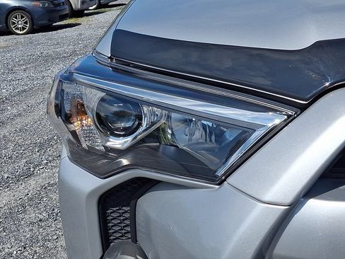 Used 2022 Toyota 4Runner SR5 AWD/4WD image 12