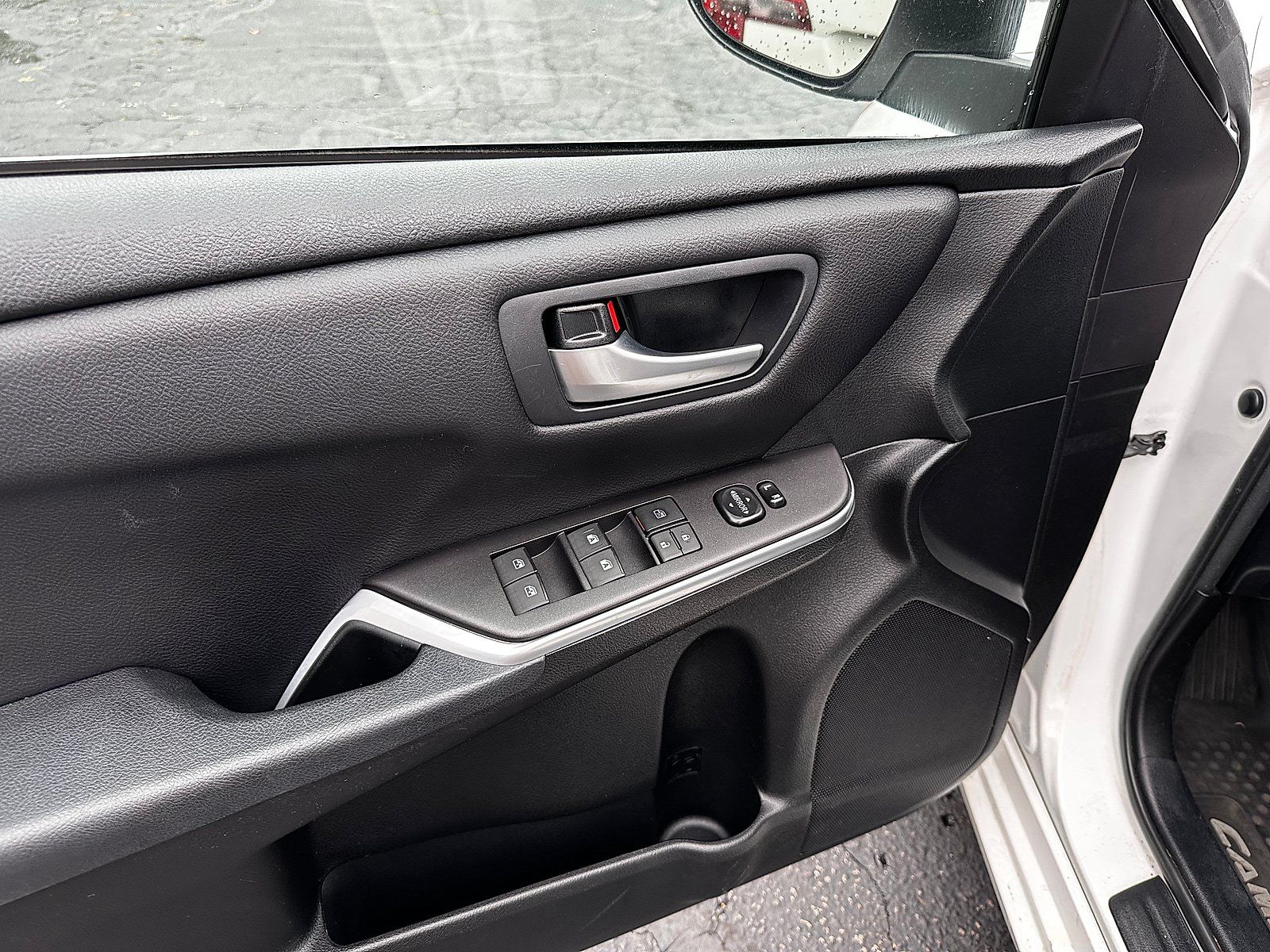 Used 2017 Toyota Camry SE w/ Moonroof Package FWD image 13