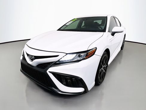 Used 2022 Toyota Camry SE image 10