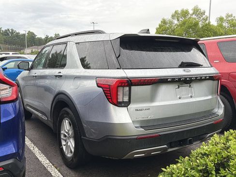 Used 2025 Ford Explorer Active w/ Active Comfort Package RWD image 12