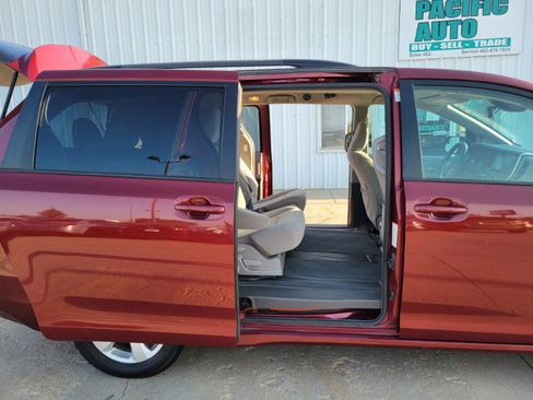 Used 2018 Toyota Sienna LE w/ Carpet Mat Package FWD image 22