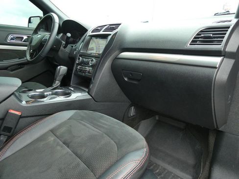 Used 2018 Ford Explorer XLT w/ Equipment Group 202A FWD image 14