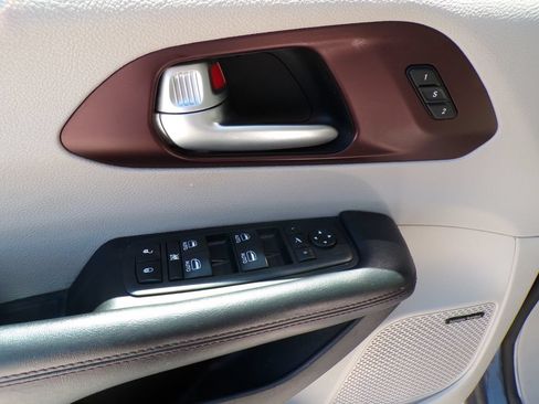 Used 2017 Chrysler Pacifica Limited FWD image 24