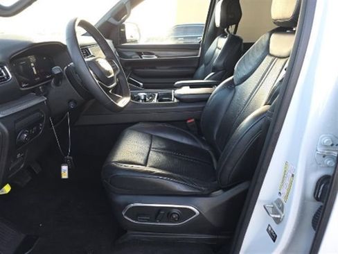 Used 2023 Jeep Wagoneer L Series II image 3