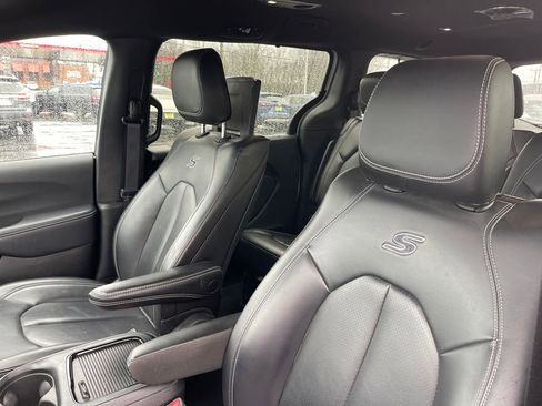 Used 2023 Chrysler Pacifica Touring-L w/ Uconnect Theater Family Group image 17