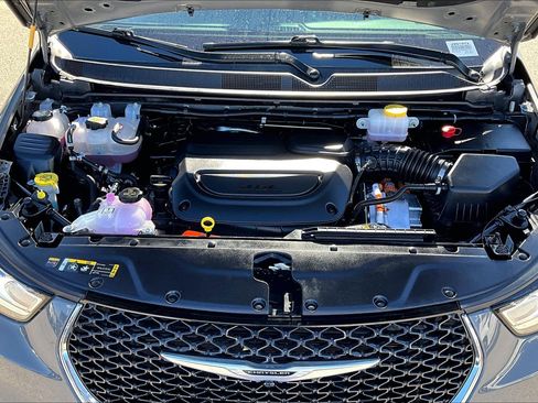 Used 2025 Chrysler Pacifica Select image 29