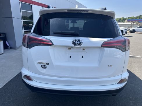 Used 2018 Toyota RAV4 LE FWD image 7