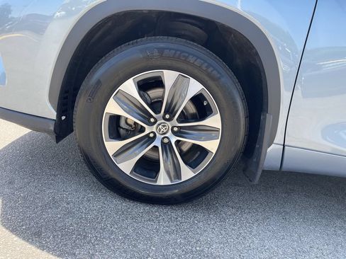 Used 2022 Toyota Highlander XLE AWD/4WD image 9