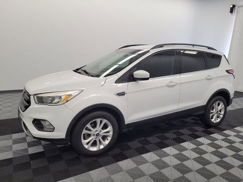Used 2018 Ford Escape SE w/ SE Sync 3 Package FWD image 2