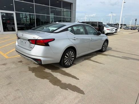 Used 2024 Nissan Altima 2.5 SV AWD/4WD image 6