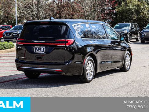 Used 2024 Chrysler Pacifica Touring-L FWD image 6