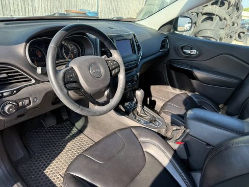 Used 2019 Jeep Cherokee Latitude Plus FWD image 3