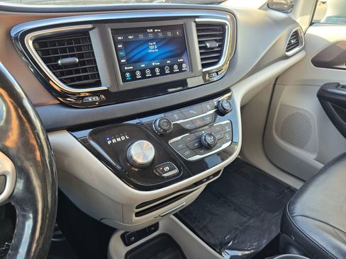 Used 2019 Chrysler Pacifica Touring-L image 28