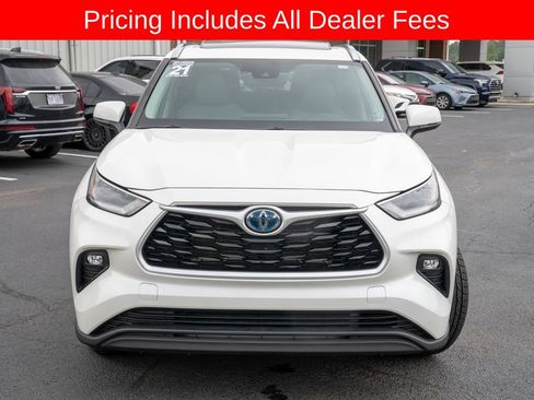 Used 2021 Toyota Highlander XLE FWD image 2