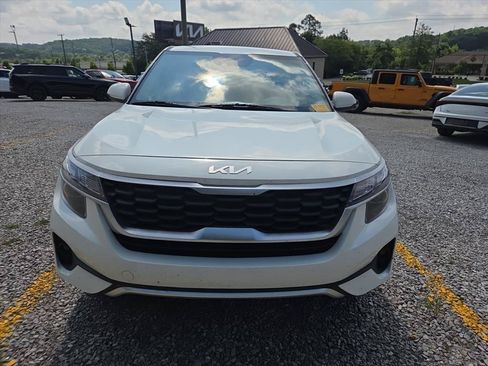 Used 2023 Kia Seltos LX AWD/4WD image 2