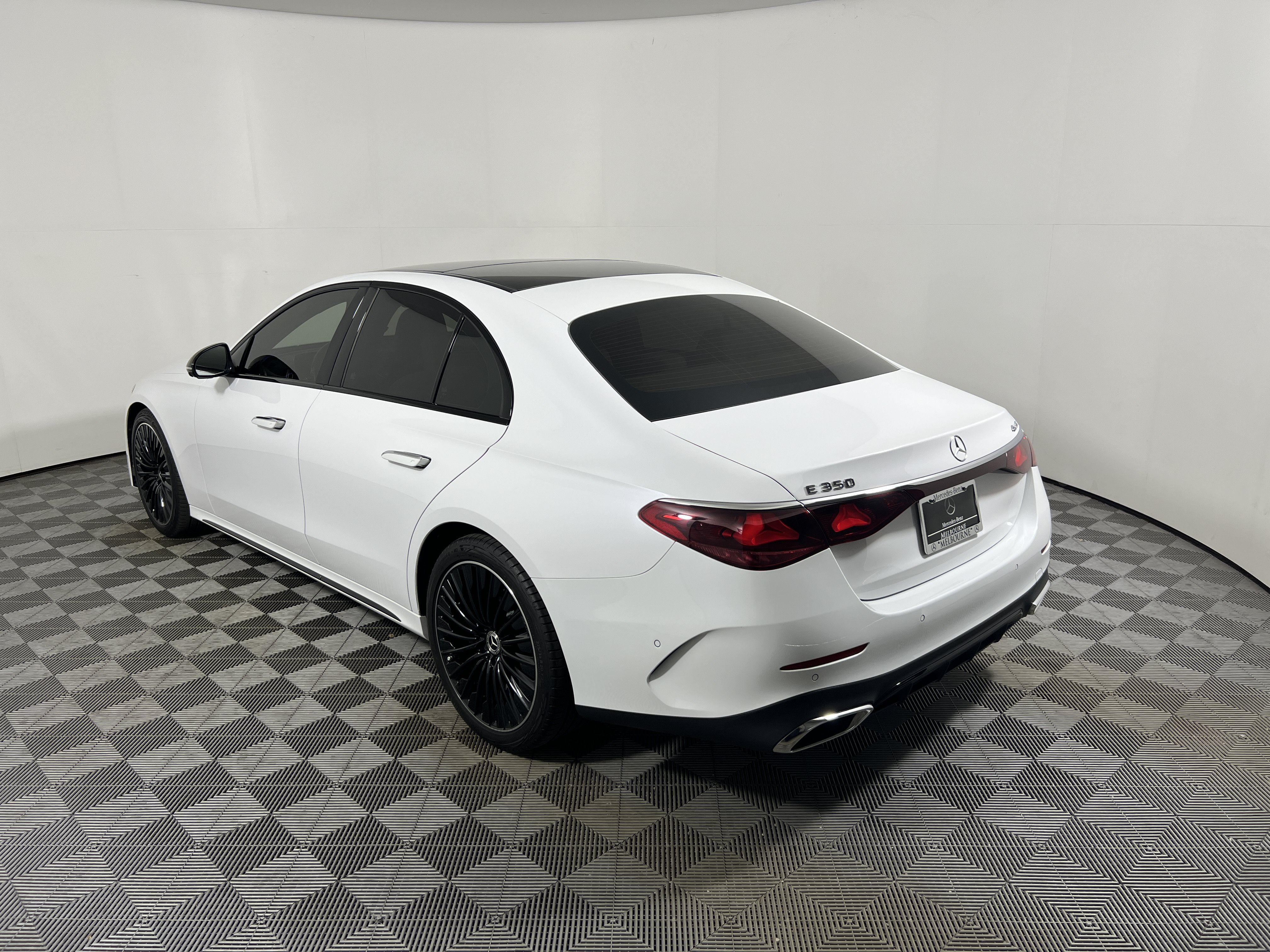 Used 2024 Mercedes-Benz E 350 4MATIC Sedan image 3