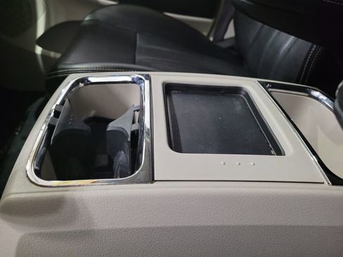 Used 2015 Chrysler Town & Country Touring-L image 32