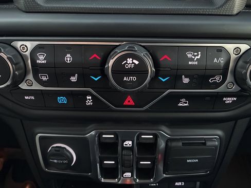 Used 2021 Jeep Wrangler Unlimited Sahara w/ Cold Weather Group image 17