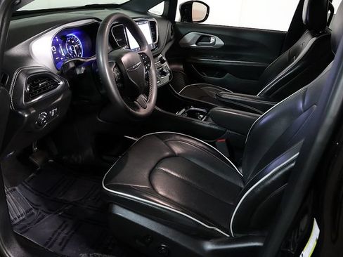 Used 2025 Chrysler Pacifica Limited FWD image 13