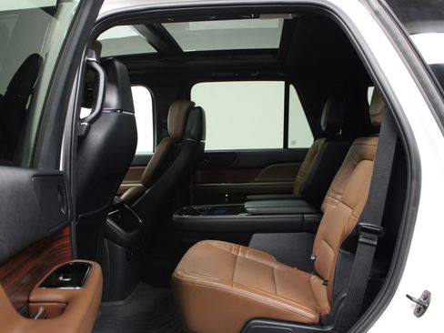 Used 2024 Lincoln Navigator Reserve image 13