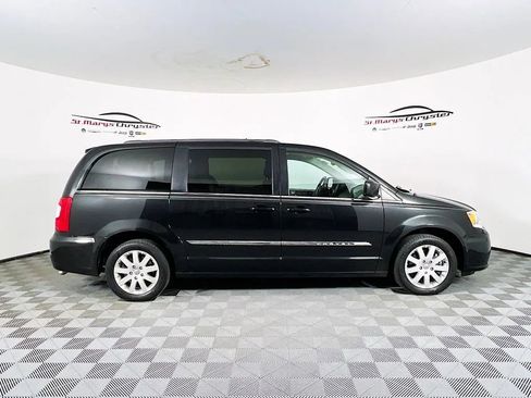 Used 2014 Chrysler Town & Country Touring image 9