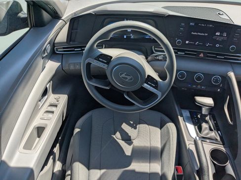 New 2025 Hyundai Elantra SE FWD image 17