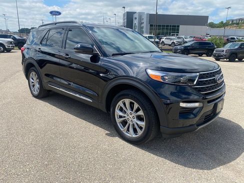 Used 2024 Ford Explorer XLT w/ Equipment Group 202A AWD/4WD image 8
