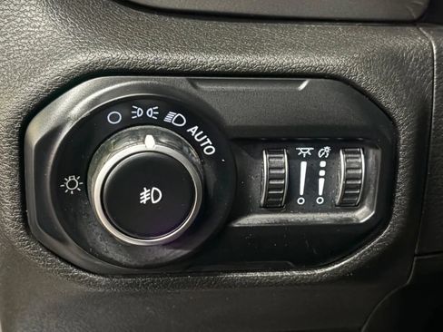 Used 2018 Jeep Wrangler Unlimited Sahara w/ Dual Top Group AWD/4WD image 28