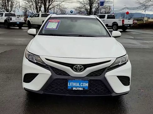Used 2019 Toyota Camry SE image 3