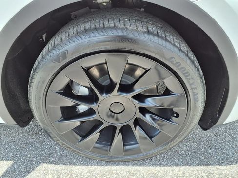 Used 2024 Tesla Model Y Long Range AWD/4WD image 9