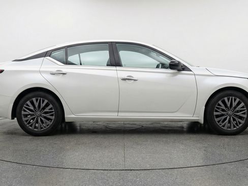 Used 2025 Nissan Altima 2.5 SV image 11