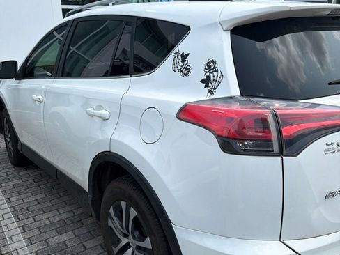 Used 2018 Toyota RAV4 LE FWD image 16