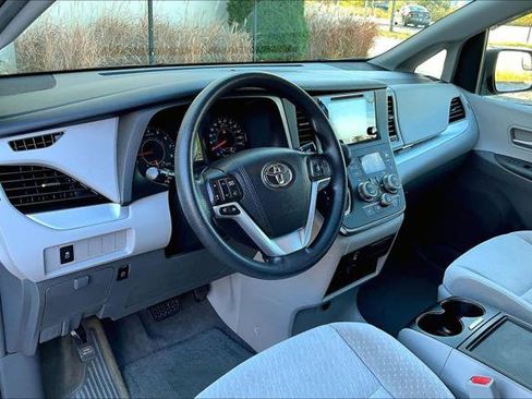 Certified 2017 Toyota Sienna LE image 17