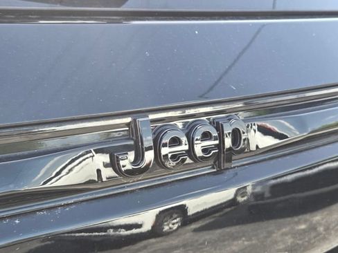 Used 2025 Jeep Grand Cherokee Altitude RWD image 15