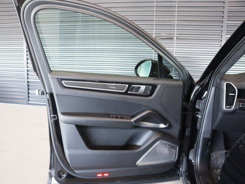 Used 2023 Porsche Cayenne Turbo AWD/4WD image 23