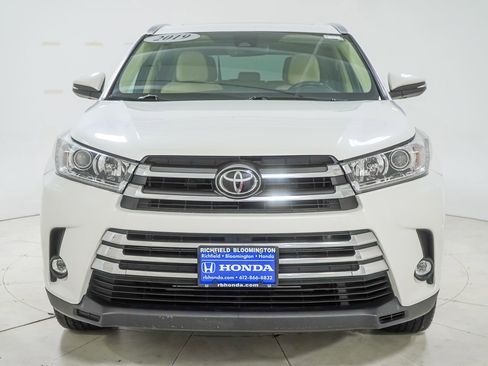Used 2019 Toyota Highlander Limited image 3
