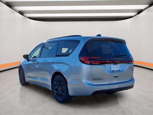 New 2026 Chrysler Pacifica Select w/ S Appearance Package image 2