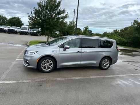 Used 2021 Chrysler Pacifica Limited FWD image 14