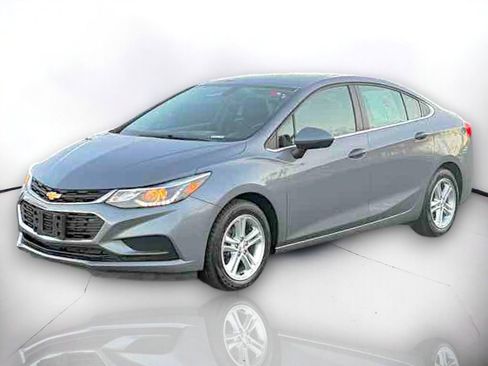 Used 2018 Chevrolet Cruze LT w/ Convenience Package image 2