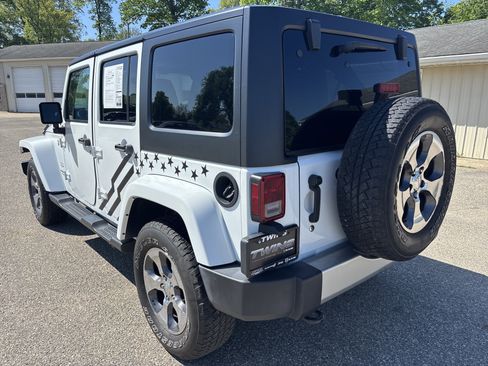 Used 2017 Jeep Wrangler Unlimited Sahara w/ Connectivity Group AWD/4WD image 10