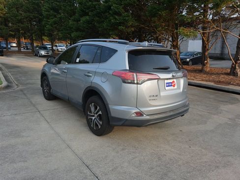 Used 2018 Toyota RAV4 LE FWD image 25