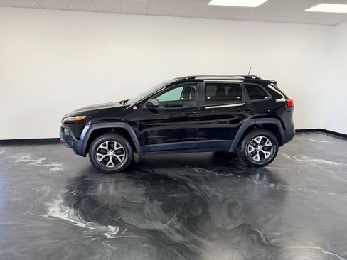 Used 2018 Jeep Cherokee Trailhawk w/ Comfort & Convenience Group AWD/4WD image 19