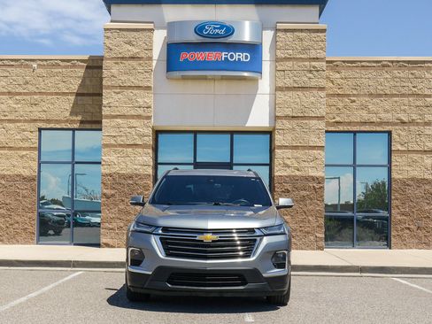 Used 2023 Chevrolet Traverse LT FWD image 3