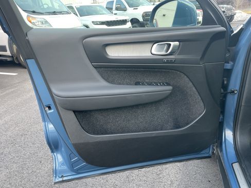 Used 2025 Volvo XC40 B5 Plus image 36