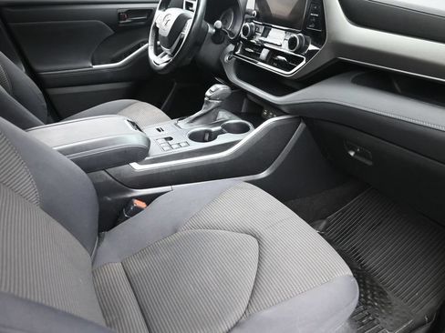 Used 2023 Toyota Highlander LE AWD/4WD image 9