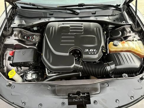 Used 2017 Dodge Charger SE RWD image 31