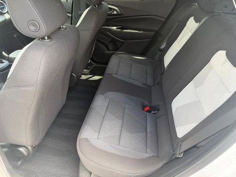 Used 2025 Chevrolet Trax LS w/ LS Convenience Package FWD image 17