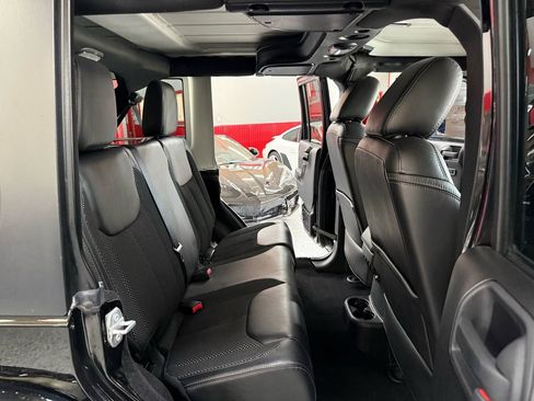 Used 2016 Jeep Wrangler Unlimited Sahara image 23