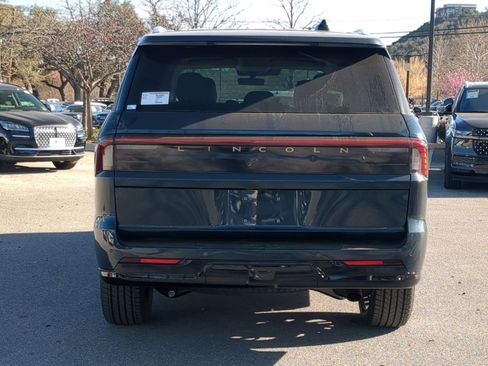 New 2026 Lincoln Navigator Premiere image 4